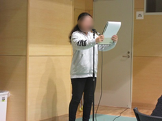 写真：児童会役員の司会の様子