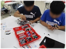 写真：ロボットを組み立てる
