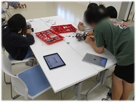 写真：ロボットを組み立てるその2