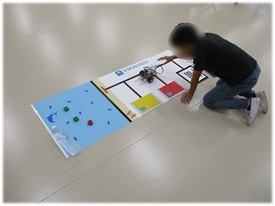 写真：プログラム通りに動くかやってみる