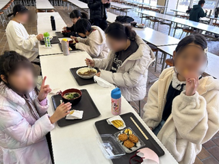 写真：食堂での食事2
