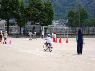 写真:交通安全指導4年生