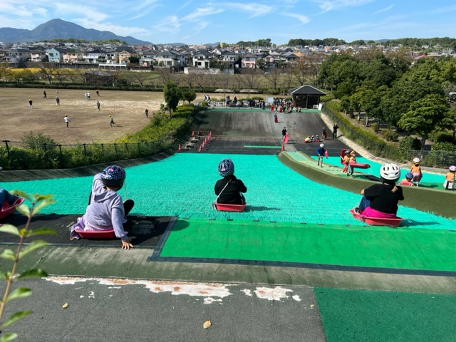 写真：芝滑りの様子