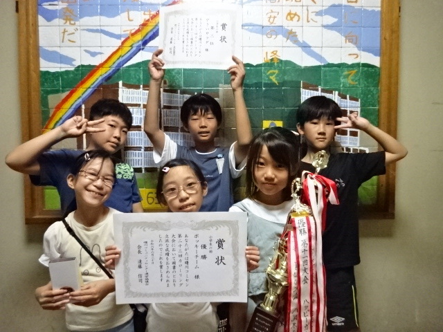優勝と3位のチームメンバー全員で記念写真