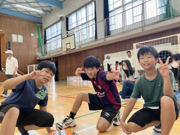 写真:ポーズをとる野菜サラダチームの3人