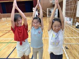 写真:ポーズをとるポッキーチームの3人