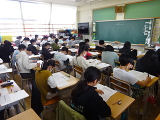 写真：学力テストの様子2