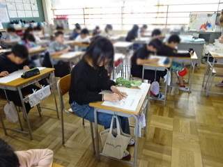 写真：学力テストの様子1