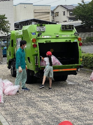 写真： リサイクルセンター見学1