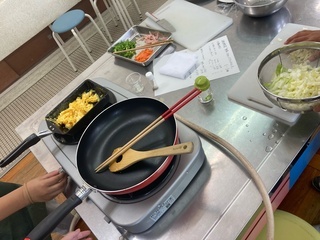 写真： スクランブルエッグの焼いている様子