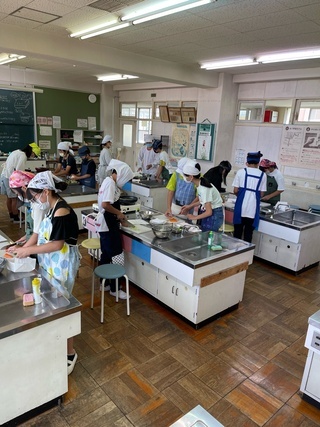 写真：野菜炒め作っている様子