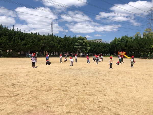 写真：広いグラウンドで遊んでいる様子