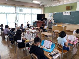 写真：教室で鍵盤ハーモニカを演奏している様子