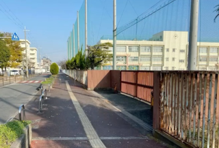 写真:錆だらけのフェンス