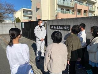 写真:児童会と校長