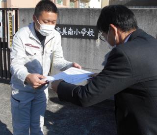 写真:校長から感謝状を授与