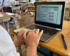 写真：タブレットを活用して地図記号を学習している様子