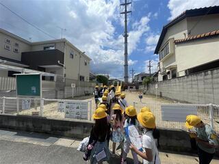 写真：2年生校区たんけん
