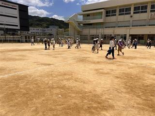 写真：3年生と5年生のなかよし交流会