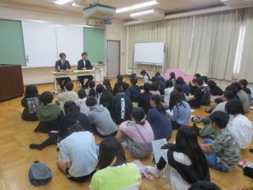 写真：ゲストティーチャーからの話を聞いている子供たちの様子