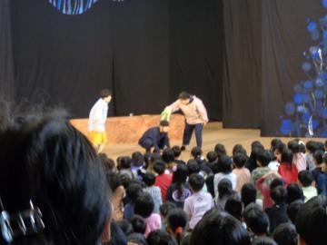 写真：全校児童で演劇を鑑賞1