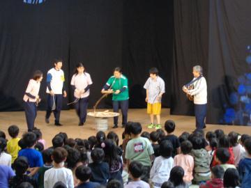 写真：全校児童で演劇を鑑賞2