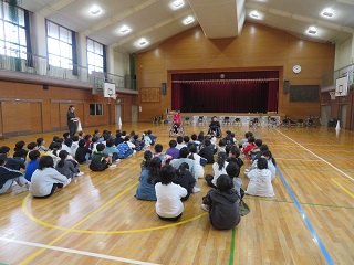 パラリンピックキャラバン（車いすバスケット体験）写真1