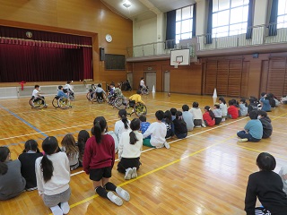 パラリンピックキャラバン（車いすバスケット体験）写真2