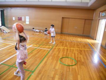 写真：ボール遊びをしている様子