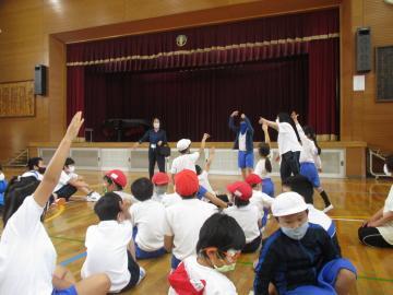 写真：春のつどいで子どもたちが感想を言い合っている様子