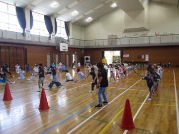 2年生交流会でフラフープを投げている様子