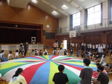 写真：6年生交流会でパラバルーンをしている様子