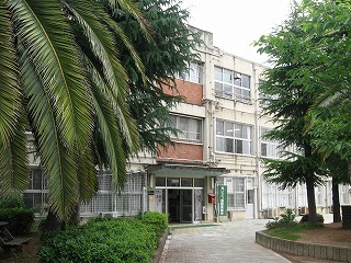 写真:八尾中学校の玄関口