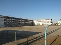 写真：八尾市立龍華中学校外観