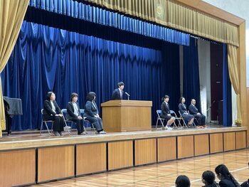 写真：あいさつをする様子
