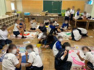 写真：学級旗づくり