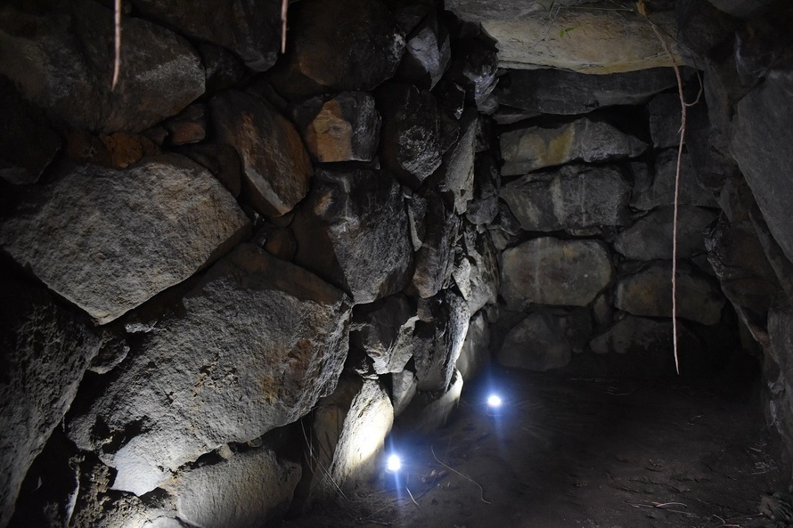 写真：ライトアップされた大窪・山畑8号墳の石室