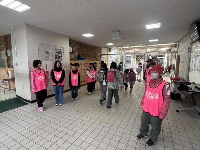 安中小学校　「あいさつ運動」の活動風景