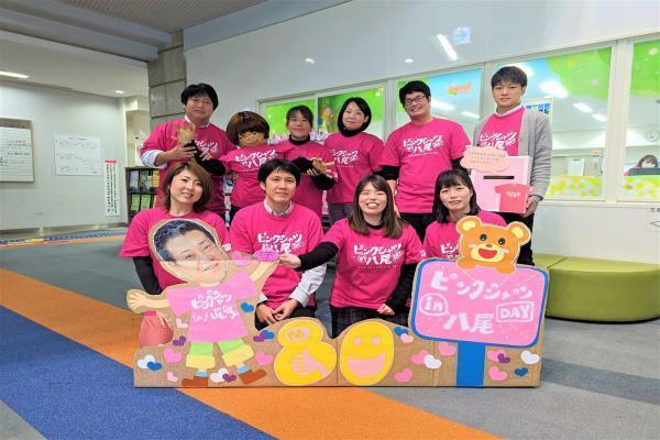 写真：ピンクシャツ運動の様子