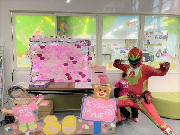 写真：トマト刑事がトマティーンピンクシャツデーにかけつけてくれた様子