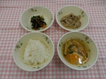 写真：豚肉のりんごソース煮、ひじきの三杯酢、厚揚げのうすくず汁