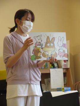 写真：紙芝居を読んでいる写真