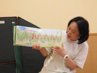 写真：絵本を読んでいる