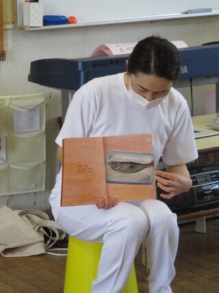 写真：絵本を読んでいる様子