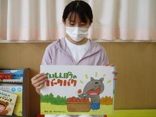 写真：紙芝居を読んでいる様子
