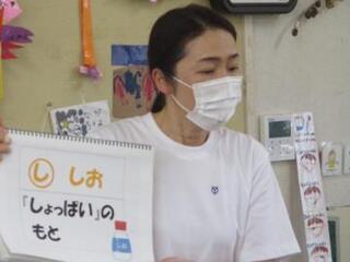 写真：塩について紹介している様子