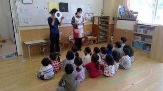 写真：保健指導　話を子供たちが聞いている様子