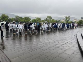写真:雨の中 亀井中平和宣言
