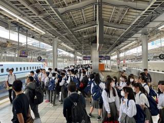写真:新大阪駅で新幹線を待っている様子