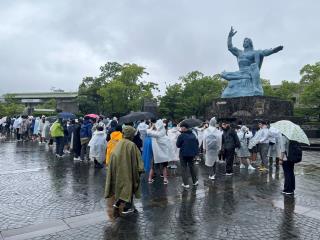 写真:祈念像の前で平和セレモニーを行う様子